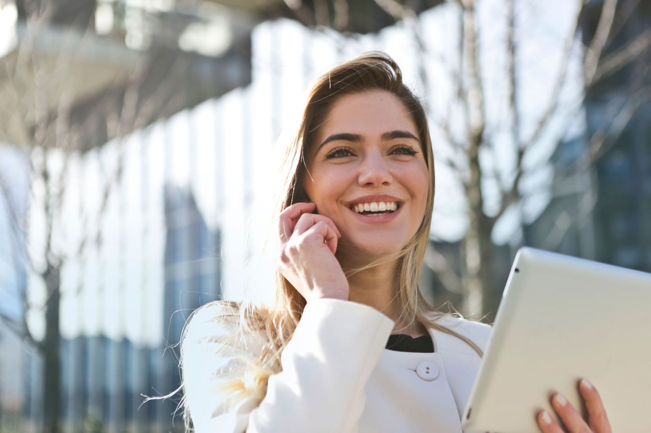 Pessoa recebendo uma vaga no WhatsApp pelo celular